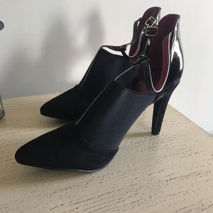 T-strap heals. Size 40 or 9.5-10. Brand New